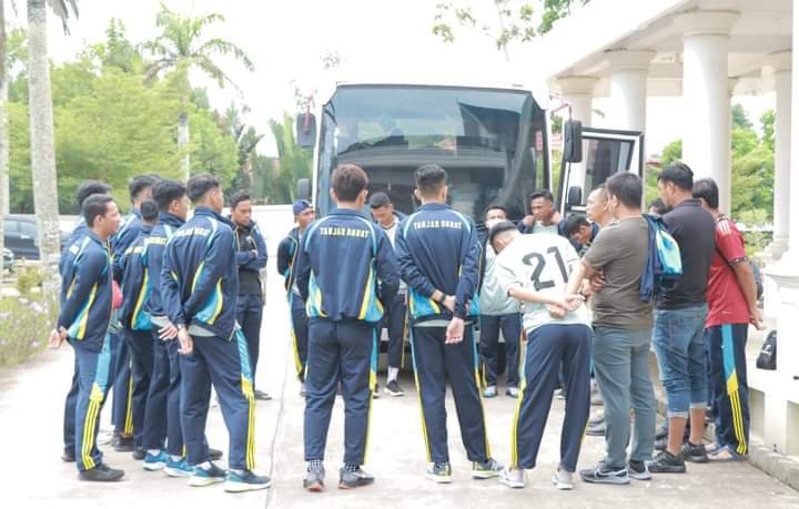 Bupati Anwar Sadat Lepas Secara Langsung Keberangkatan Tim Sepak Bola