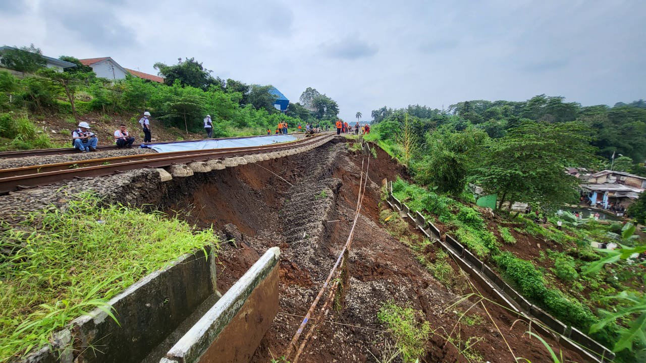 Imbas Jalur Rel Terdampak Longsor Di Lintas Bogor Paledang - Batu Tulis ...